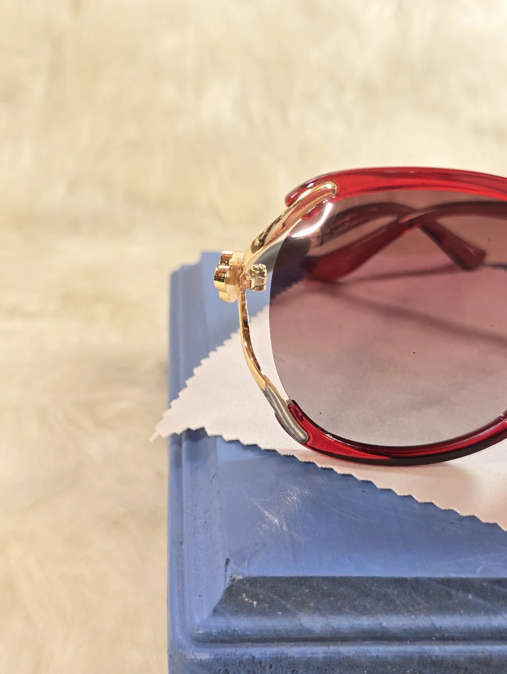 Red Oversized Women's Sunglasses - Fashionable UV Shades - Picture 4 of 5